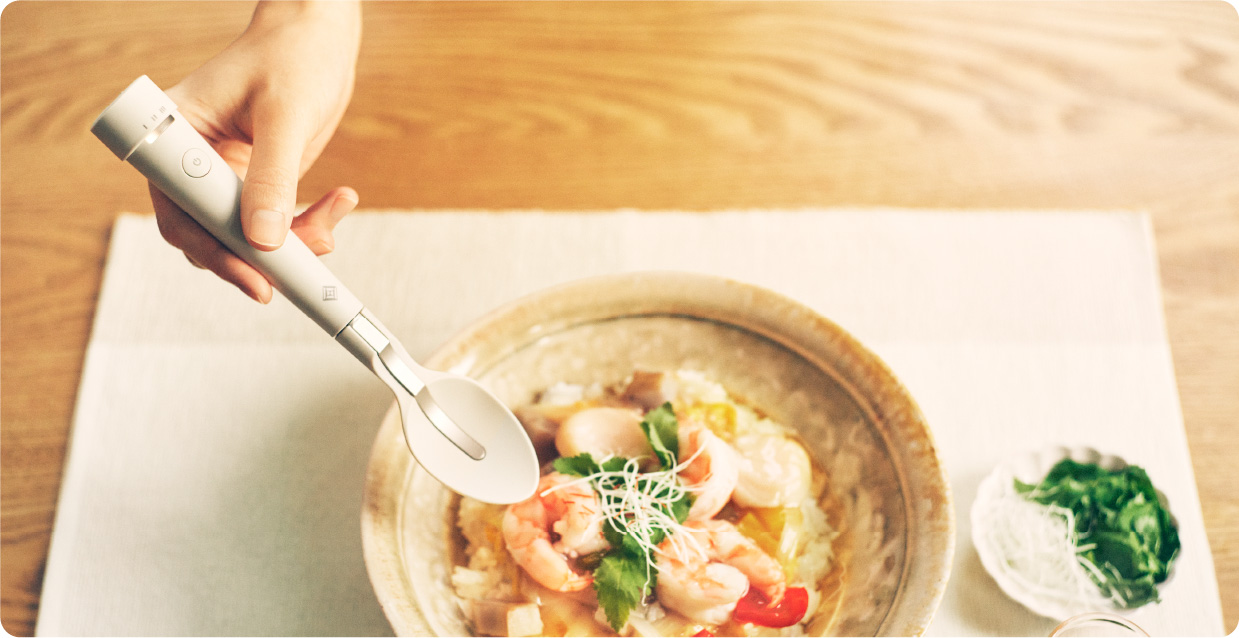 料理に使用するエレキソルトのスプーンのイメージ写真