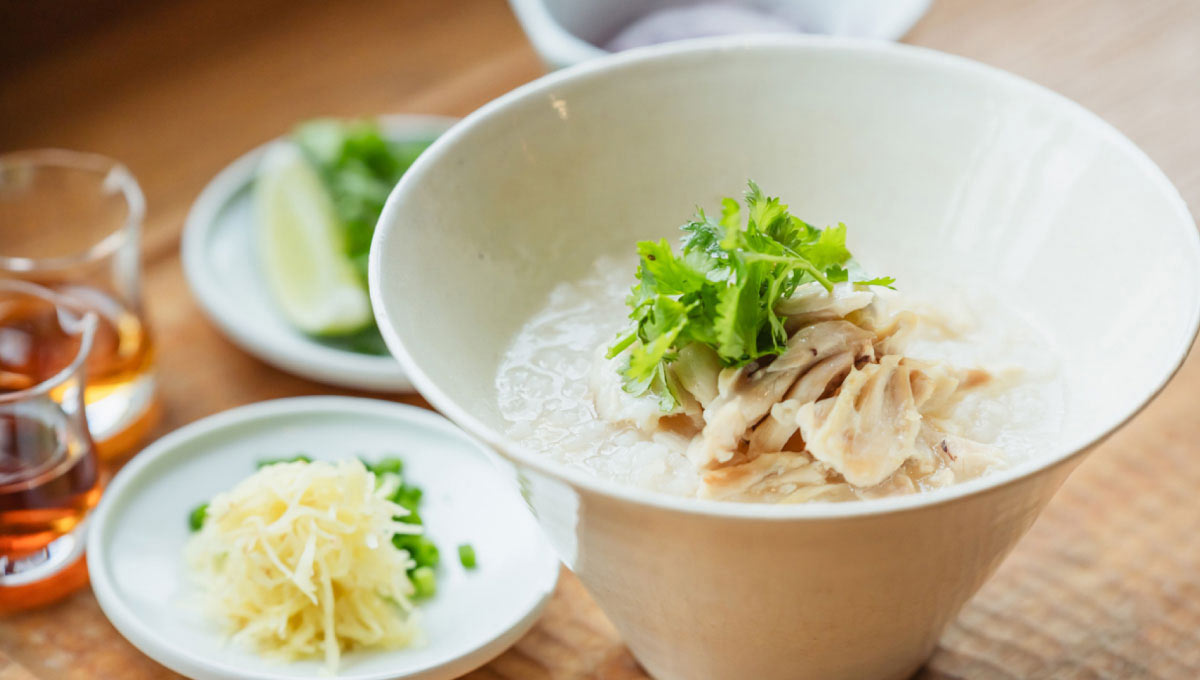 テーブルに並べられた食事