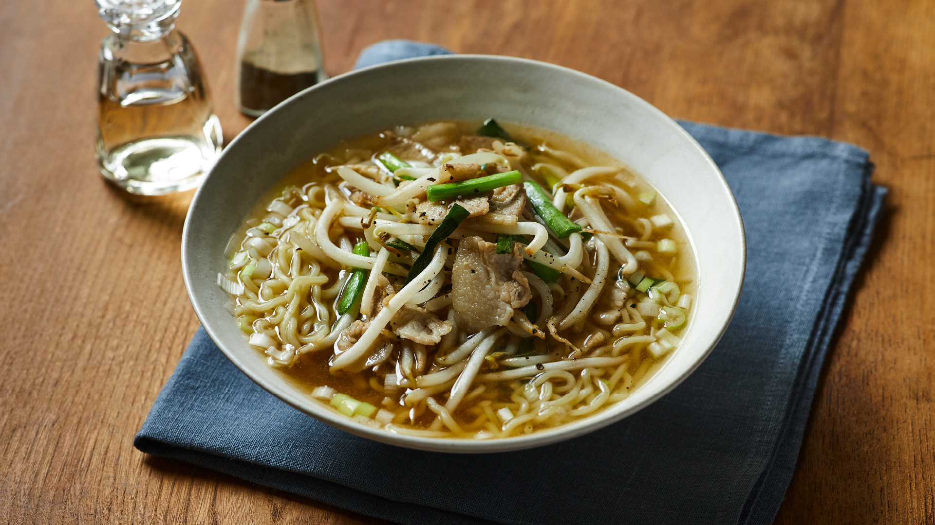 もやし豚バラしょうゆラーメン